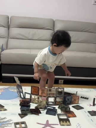 有了这个磁力片,自己能玩一个小时,不仅锻炼手眼协调能力还锻炼专注力#童年无限磁力片 #人类幼崽的日常