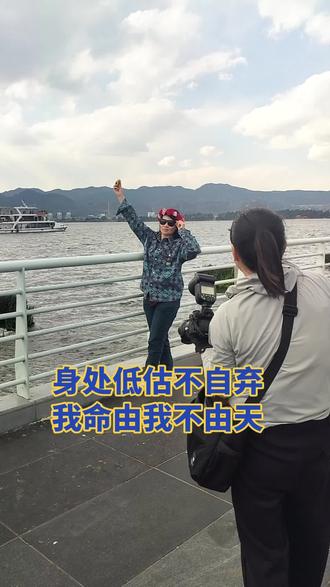 身处低谷不自弃
我命由我不由天
无人扶我青云志
我自踏雪至山巅
倘若命中无此运
孤身亦可登昆仑
苦厄难夺凌云志
不死总有出头日
他朝若有翻身时
生吃黄连也叫甜