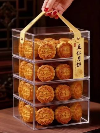 宝子们!五仁月饼才是中秋的灵魂味道! 谁懂啊!中秋少了五仁月饼,总觉得差点意思!精选的核桃、杏仁、花生、瓜子、芝麻,每颗果仁都饱满到能嚼出脆响,一口下去满是坚果的原生醇香。 清甜的果脯藏在绵密的饼皮里,刚中和完坚果的油脂感,饼皮的麦香又悄悄冒出来,层次超丰富!每一口都扎实又满足,完全没有腻感。 它哪只是块月饼啊,是小时候中秋夜,一家人围坐分食的快乐,是长大后闻到就想起的家的味道。团圆时刻带一盒,让五仁月饼帮你留住这份温暖~ #中式糕点 #五仁月饼 #超好吃 #月饼 #超便宜超划算