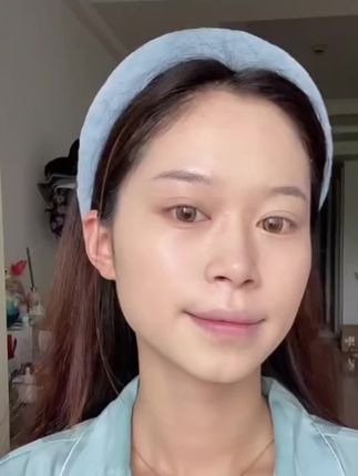 油皮姐妹看过来!欧莱雅吸油棒pro粉底液绝绝子😍 #粉底液 油皮姐妹看过来!欧莱雅吸油棒pro粉底液绝绝子😍专利吸油因子,像吸油纸扒脸,控油超牛。遮瑕力强,痘印毛孔轻松盖。柔焦粒子加持,雾绒妆感超高级。持妆12h超稳,防水抗汗不脱妆,百元价格超划算,油皮天菜无疑!#欧莱雅吸油棒pro #控油持妆 #雾面哑光#欧莱雅吸油棒
