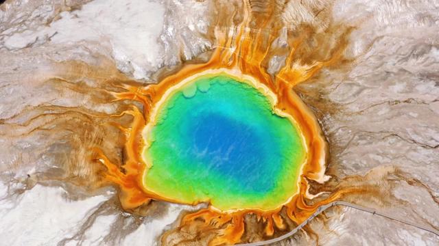 世界上第一个国家公园黄石公园 地球的神奇宝藏 黄石国家公园(Yellowstone National Park),简称黄石公园,于1872年3月1日正式设立,作为世界上首个国家公园,它承载着开创性的历史意义。黄石公园主要坐落于美国的怀俄明州,并延伸至蒙大拿州与爱达荷州,占地广阔,总面积约为8,983平方公里。这里不仅蕴藏着丰富的地热资源,还栖息着多样的野生动物,并展现了令人叹为观止的自然风光。
老忠实间歇泉、牵牛花池、大棱镜温泉、诺里斯间歇泉盆、猛犸象温泉、拉马尔谷、黄石大峡谷、黄石瀑布、海登山谷、黄石湖和西拇指间歇泉盆地等景点等您来探索!
#黄石公园 #黄石国家公园 #大棱镜温泉 #地理知识科普 #旅行推荐官