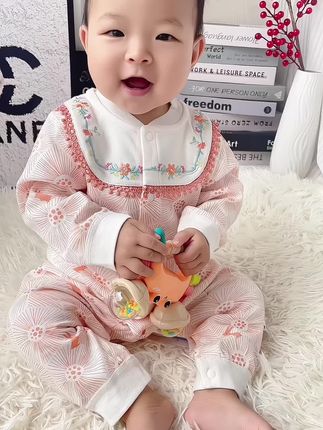 甜美围嘴可拆开的连体哈衣,上身甜美可爱,图案精致,面料也特别柔软舒适#女宝穿搭 #骗你生女儿 #婴童服装 #宝宝穿搭 #宝妈分享