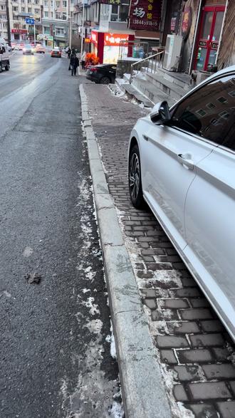 此地走路犹如冒险,连人行道都被车占了#素质#社会#印度#占道停车 #东北