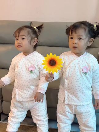 天气一下冷了 还好提前给女儿买了这款夹棉两件套 纯棉的面料贴身穿太舒服了 小码还能开裆#高品质童装 #母婴好物 #童装 #萌娃穿搭