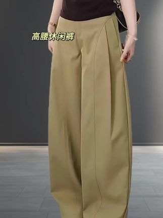 贝斯卡其色弯刀裤重磅登场!2025秋装刚需款,融合西装裤的挺括与弯刀剪裁的巧思,高腰设计拉长比例,弧形裤线藏胯修腿,垂感面料自带高级滤镜。搭针织衫是松弛感美人,配衬衫秒变通勤精英,梨形、微胖身材闭眼入, 一裤解锁秋日全场景时髦!  #2025秋款弯刀裤天花板#卡其色西装裤显瘦神作#梨形身材本命阔腿裤#秋日高级感穿搭密码