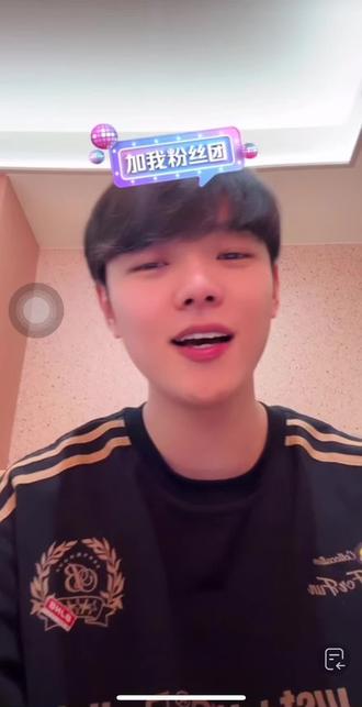 【费宇涛】0528•🐟🍑全网都在追寻的人• 七天没见面,🐟🍑全网追寻,全网🐟🍑着魔的感觉,整个群天天都在盼望着,都在等着。慢慢的大家都会被#费宇涛 牵动了情绪了,看他开心都跟着笑,看他悲伤都跟着难过。他终于经过了自己的努力走到了我们大家的面前,被更多的人认可和喜爱了。开始忙起来了,筹备各种巡演了,祝福一切都顺利!(虽不能到线下支持,就默默为你祝福吧)加油!
【费话不啰嗦 爱宇没得说】💜
#上热搜 #宝藏男孩直播 #偶像直播片段 #粉丝互动日常 @魔力 sir-费宇涛