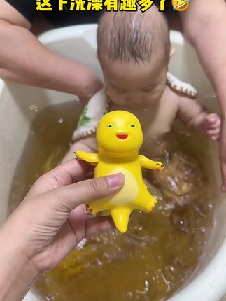 宝宝洗澡的时候可以给她安排上这个奶龙~宝宝可喜欢了~洗澡都变得有趣多啦哈哈~#宝宝洗澡 #洗澡玩具 #奶龙 #戏水玩具 #洗澡玩具让孩子爱上洗澡