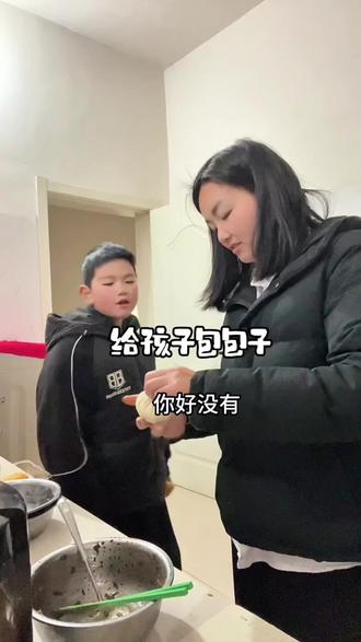 厨房里的烟火气,是给孩子最温暖的人间烟火#全职妈妈 #带娃 #在家蒸锅包子 #记录真实生活