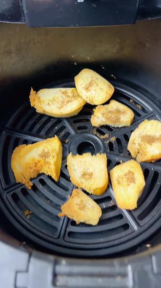 家里的凉馒头,不要再热热吃了,切成片状,在撒上少许烧烤料,空气炸锅200度10分钟,外表焦黄,口感酥脆#烤馍片 #空气炸锅美食 #健康饮食