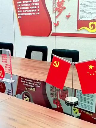 的这款国旗摆件已经好几年了,不锈钢材质锃亮如新,旗颜色依旧鲜亮#国旗摆件 #国旗党旗 #红旗摆件 #好物推荐🔥 #办公室红旗摆件