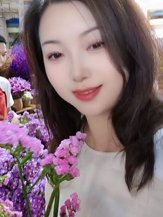 来云南怎会错过鲜花💐市场,这里的鲜花品种多多,琳琅满目,还是选了我最喜欢的(勿忘我)和(向日葵🌻)还有玫瑰、风信子、蝴蝶兰也是我的最爱……#云南鲜花