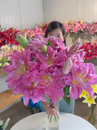 不用等特殊日子,一束鲜花就是生活的「小特权」,插在瓶里,连呼吸都成了温柔的事。#居家插花 #鲜花 #我要上热门🔥