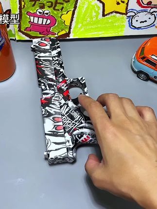 果然 没有哪个男孩子能拒绝这样一把能拋壳与上膛的 #软弹玩具 随便找个角落就能玩上一整天 #男孩子的快乐