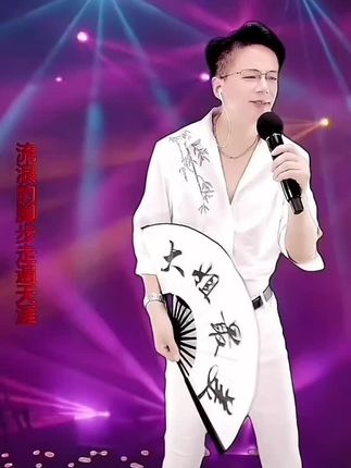 #原创作品 #真人真唱 一个人坐了很久很久,反复听一首歌,想了很多事情,低下头,眼泪就掉了下来,我的心一下子就空了,原来我这么孤独,茫茫人海终究只有我自己。 就一瞬间,所有的心酸涌上心头,心一下就空了,也没有想说的,就是心里堵的慌,最无助的时候,才发现自己什么都没有,就想这么坐着,自己都不知道自己在想什么。 突然感觉人生没什么意思,我该用什么样的语言,来表达我现在乱七八糟的心情,生活的琐碎,吐出来矫情,咽下去辣嗓子,百般委屈涌上心头,到嘴边又觉得不值一提,生活就是这样,又难过又难说,成年人的世界,除了快乐是假的,其他的都是真的。#舞台演出现场 #回顾经典老歌 #才艺主播