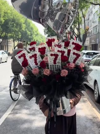 所有人都在教男生如何爱女孩子,但其实男孩子也值得被爱#男士花束 #彩票花束 #彩票花束抱抱桶 #东营花店 #男孩子也需要惊喜