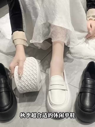 秋季超合适的休闲单鞋,圆头设计,松糕底配防水台,是乐福鞋款式,橡胶鞋底防滑,人造革帮面防水又透气,日常穿超舒服,现在下单还包邮,不好还能退