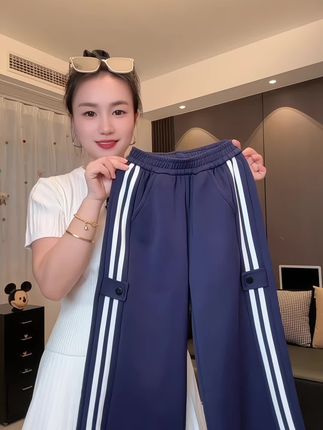 巨巨巨高品!适合上学穿的韩版休闲卫裤,百搭洋气,版型挺括有型,面料亲肤舒适特别的舒服!闭眼冲!#显高显瘦显腿长 #春秋新款 #百搭裤子 #女童裤子春秋款 #高品质童装