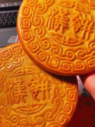 这款陆小福芋泥麻薯大月饼也太好吃了,它里面是满满的蛋黄肉松馅,还有一层厚厚的芋泥,一口下去软糯香甜,没吃过的宝子一定要试试#月饼 #月饼礼盒 #中秋月饼 #太好吃了 #美食推荐
