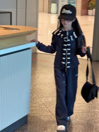 生个女儿吧,把她打扮成自己喜欢的样子!圆了那个小时候自己的梦!#女童穿搭 #家有女儿的看过来 #高品质童装 #我的女儿我来宠 #生女儿就是用来打扮的 @DOU+小助手