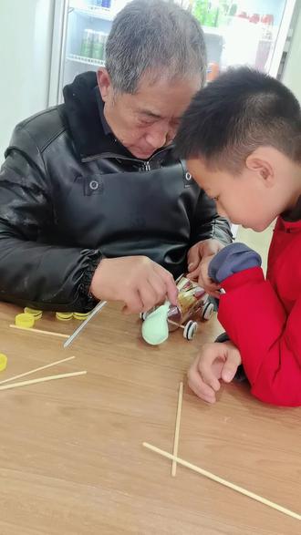 寒假作业-动力小车
做手工这块,我发现是一代不如一代。爷爷和弟弟一组,弟弟构思让爷爷动手。爸爸和哥哥另一组,这主要是参照爸爸想法了。
你们寒假手工作业做好了吗?俩娃中的老二一周前就把各科作业分门别类整理好了,就等开学了。这娃,不能提,一提就是我们家长拖后腿。要求完美,要求齐全,还要提前,同时坚持他自己的想法。他专心做作业时,我和他哥哥不能靠近,嫌我们添乱。#寒假作业
