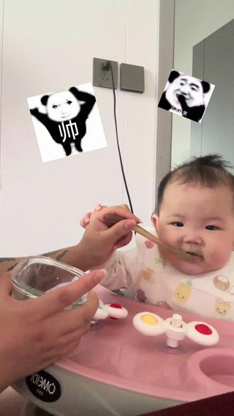 “妈妈 为什么我的上巴痒痒的…?”