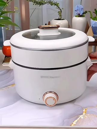 荣事达多功能电煮锅:小空间里的“烹饪全能王” 不用再为厨房小家电堆得满桌都是烦恼,荣事达这款电煮锅一人搞定所有——早上煎个溏心蛋快手又不粘,中午煮碗热汤面暖胃还省时,晚上煮粥、煲汤、焖饭随心选,周末约朋友煮火锅更是氛围感拉满,连简单炒菜都能轻松驾驭。 最让人省心的是它的不粘内胆,烹饪时不怕糊底,用完后随便冲一冲就能清洁干净,省去了反复擦洗的麻烦。不管是宿舍党、租房族,还是想精简厨房的家庭,有它一个就够了。 #电煮锅#荣事达电煮锅#电火锅#多功能电煮锅#小电锅