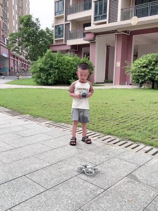 #户外玩耍 #童年 #日常遛娃系列 #无人机 #儿童无人机