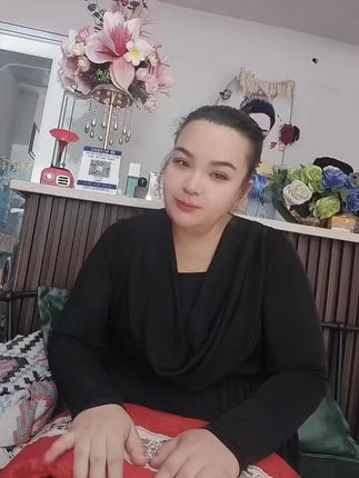我发现这个海盐热敷袋真是好东西,尤其是湿气重的姐妹,可一定要注意它。这里面都是大颗粒的海盐,放膝盖敷上一会,暖呼呼的,整个人可轻松。有档位调节,过热会自动断电的。像姨妈期肚子不舒服。秋冬天容易手脚冰凉,哪里需要就敷哪里,外边袋子脏了还可以拿下来清洗。这不快中秋节了,我给老妈也安排了一个。