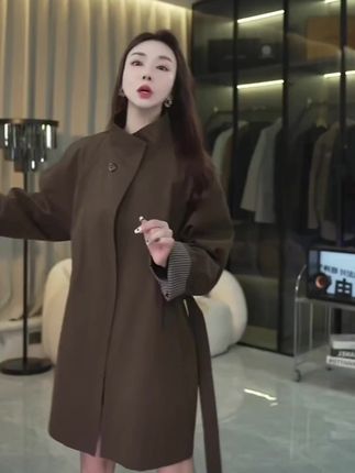 秋日必备!翻领风衣让你轻松穿出高级感 冬天怕冷又想穿得好看?这款加绒保暖、版型优雅的大衣帮你解决!#我的双11必买清单#解锁微胖梨形的本命穿搭#许妍用穿搭演绎角色灵魂#宁静水龙头变装#孙怡甜甜圈公主裙变装