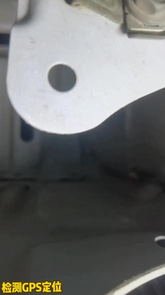 运城gps拆除车上GPS怎么彻底排查? (l35-2l53-3B56)(本地同城服务)车辆GPS检测与拆除需结合定位设备特性与环境干扰控制。不同车辆中,GPS定位设备常隐蔽于OBD接口、底盘、内饰缝隙等位置,其信号强度与安装方式因车型而异。检测时需使用专业信号探测器,沿车身关键部位扫描,捕捉微弱信号源,确定定位设备具体位置。
屏蔽房在该过程中作用关键,其通过电磁屏蔽材料构建独立空间,有效隔绝外界信号干扰,使探测器能精准识别车辆内部GPS信号,避免误判。拆除操作需根据定位位置选择适配工具,如OBD接口设备可直接拔出,底盘或隐蔽处设备需小心撬除,过程中避免损伤车身部件。
完成拆除后,需再次通过信号探测器扫描,确认无残留信号源,确保定位设备彻底清除。#运城拆gps #运城检测gps #运城gps拆除 #拆gps