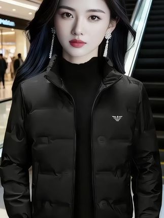 意大利GABBANIE男士羽绒服|冬季轻奢保暖战袍   意大利轻奢GABBANIE男士短款羽绒服,把温暖与格调穿在身上!90%高品质白鸭绒填充,蓬松轻盈不臃肿,寒冬里像裹着“移动暖炉”。   防水面料抗雨雪,脏了湿布一擦就干净,日常打理超省心。利落立领防风护颈,短款版型拉高腰线显腿长,搭牛仔裤休闲、配西裤干练。从通勤到聚会都适配,25-45岁穿都有高级感,寒冬也能风度温度兼具。#男士外套 #夹克外套 #外套穿搭 #春秋穿搭 #休闲男装