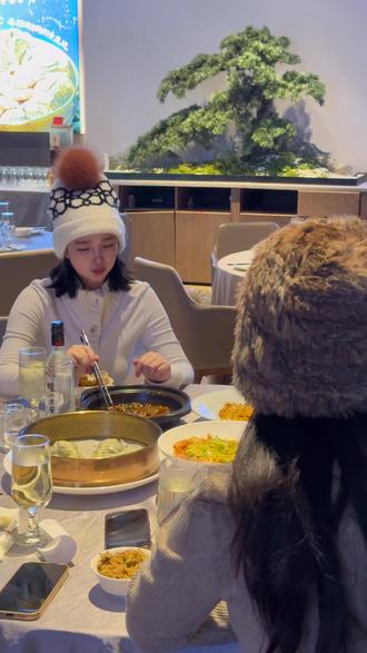 胶东海鲜局的神仙搭子!白酒配海鲜怕腻怕冲,康师傅pH9.0电解碱性水,清冽解味,金马限定瓶,新年好彩头拉满!#举杯不怕醉碱性更对味 #山东 @康师傅饮品济南总站