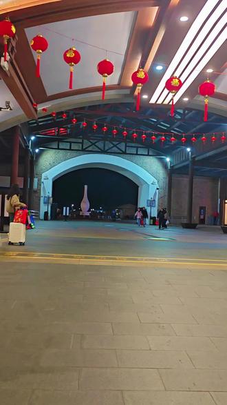 普陀山旅游攻略 去前准备:
1 先订票,最早可提前15天,在“普陀山一码通” 小程序购买,门票+船票一票通,带上身份证或者手机二维码直接检票进入(我们去是用手机二维码,不用身份证也可以)。
6周岁以下儿童门票+船票都免费。
6-14周岁门票半价,船票半价。
14-18周岁以及大学生凭证件门票半票,船票全价。
2. 行李准备
除了个人必要衣物,装备越少越好,海边风大,注意防晒防风。水果吃食可以多带点,自热锅之类也不错,里面小吃较贵,价格是外面的2-5倍。有推车或露营车的带上,不然带着孩子会累死。
3. 可以换一些零钱,到寺庙可能用的到,多少随个人心意。有很多人大额捐助的,有专门柜台接待登记。要做法事,还愿的,也有专人接待指引。
4. 关于请香
南海观音和普济禅寺,一人都可以免费领取3支清香,如果不够,景区内到处都是请香处,价格稍高还可以接受,最低20元一筒。如果自己家里有香,也可以带来。
PS: 普陀山是旅游景点,同时也是佛教胜地。单纯游玩的可以不想那么多,比较讲究的游客还在景区内购买印有普陀寺的黄色包包,盖上章保存,也有买金卡银卡保佑发财的。景区内都有售,不懂的可以问他们具体如何操作。
游玩路线:
普陀山很大,带孩子如果行程只有一天,只能走人气最高的几个地方--南海观音+海边的紫竹禅林➕不肯去观音院➕潮音洞+普济禅寺+法雨寺。
导航蜈蚣峙码头停车场,到后,会有协警或保安指挥路线。人多时可能会让你绕一大圈去停车。我们春节去的,停好车附近有免费公交接驳车到码头,跟着路标走几分钟然后进去视频中一开始那个长通道。过安检,排队坐船。
船行大概20分钟靠岸,随着人流往右走,10分钟左右到一个视野宽阔的海滩边,小孩子可以在这里多玩会,节假日人多寺庙拥挤。 再接着往上走15分钟,到达南海观音。
南海观音回来,会经过海边,可以下去参观紫竹禅林,不肯去观音院,潮音洞。这里是一处很好的观海地。
再接着去普济寺。路上得走15分钟左右。景区内各景点间有公交车,4-10元不等,走累了可以坐公交。普陀禅寺前面有个大荷池,亭台楼阁,风景优美,可以赏景拍照。整个普陀山内分布着很多百年古树,寺前古树成行,寺边古树掩映,寺内古树参天,衬着高大庄严的庙宇,颇有历史感。
从普济寺去法雨寺,可坐公交车,得等。步行大概25分钟,中途还经过一口井,有传说典故的,古树短墙围起来,层层台阶下去,看到这口井很浅,也并没