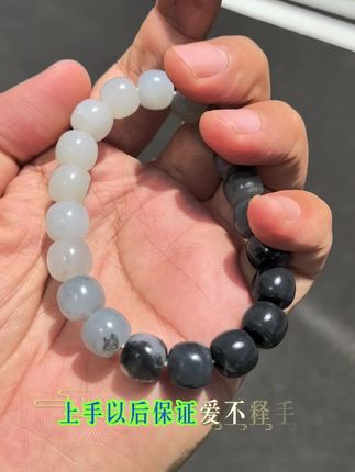 和田玉渐变色青花籽料手串 今天又收了几件好东西!有喜欢的吗?评论区留言哦~#好物推荐🔥#和田玉#手串#手链#玉石魅力