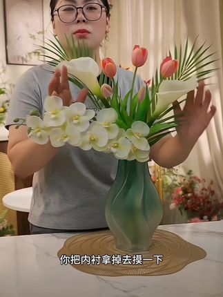 💐被这束仿真花美到失语!简约线条撞上轻奢质感,设计师款果然不一样~ 随便摆玄关、餐桌都超有格调,花瓣纹路细腻到像刚从花园摘的,不用浇水打理还能保持新鲜感,拍照当道具分分钟出大片📷 租房党/懒人必入!家里缺一抹亮色的姐妹闭眼冲~ #仿真花装饰 #轻奢家居 #设计师款花艺 #拍照道具 #家居摆件