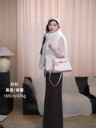 姐妹们,这个毛毛马甲真的太好看了,它外面是这种超软超舒服的小毛毛,里面还做了加棉的设计,穿起来超级暖和。而且它是那种小短款的版型,上身特别显瘦#每日穿搭