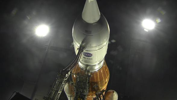 氢泄漏致使NASA阿尔忒弥斯二号绕月任务推迟至三月 美国宇航局取消2月阿尔忒弥斯二号登月任务发射 ,现瞄准三月初发射。
阿尔忒弥斯二号任务原计划在2月初发射,在周一进行的发射湿彩排试验任务中,遇到了各种问题,最终因一处氢气泄漏超出允许范围而被叫停。
此后不久,美国宇航局宣布,这项备受期待的、将运送四名宇航员绕月飞行的任务,将推迟至最早三月发射。