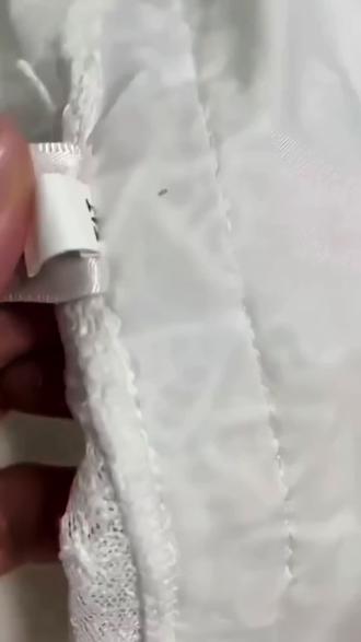 床上总爬小白点?比蚂蚁还小的虫子千万别大意!这种半透明、软软的椭圆形小虫,就是书虱。潮湿是它滋生的主要原因,家里长的霉菌,就是它的营养来源。它会从木制品、纸制品、墙缝、天花板缝隙钻进家里。
房间、衣柜、床垫、墙角一潮湿温热,就会扎堆疯狂繁殖。发现书虱,先保持房间干燥通风。
再用这款书虱杀虫剂,喷在虫子活动区域,接触后就能灭杀。对人和宠物都安全#书虱 #书虱怎么消灭 #书虱虫 #书虱的危害 #书虱防治