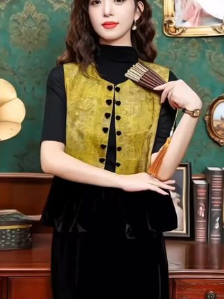 #早秋穿搭三分钟出门不是梦 #新中式穿搭成为中秋宠儿 #小个子秋冬穿搭 #小个子初秋显瘦穿搭 #奔向户外穿搭要帅 新中式国风丝绒拼接马甲