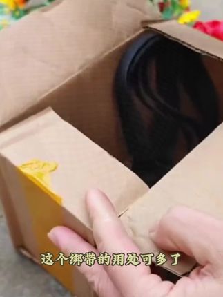 #捆绑带 这边一勾,那边一挂,四角分开,稳稳当当。#摩托车困绑带#电动车捆绑带 #生活必备小技巧 #车后座捆绑带