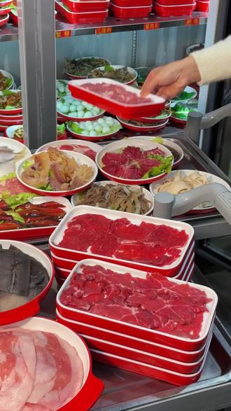 我们小游妹火锅菜品就两个价,荤菜十块,素菜五块,只要我上菜够快,大家选菜就不用等待!随手就能摆满桌,荤素任意搭配,性价比拉满的烟火滋味,就在小游妹火锅#吃火锅的正确方式 #市井火锅 #万物皆可涮火锅 #巴适得很