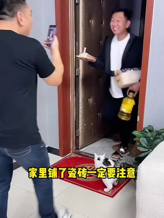 家里铺了瓷砖的一定要注意地垫防滑,用网格布基胶带固定住,不怕老人小孩摔倒。家里桌布床单也能固定不会到处乱跑#好物推荐🔥 #一定要看到最后 #万万没想到 #家庭必备 #超实用