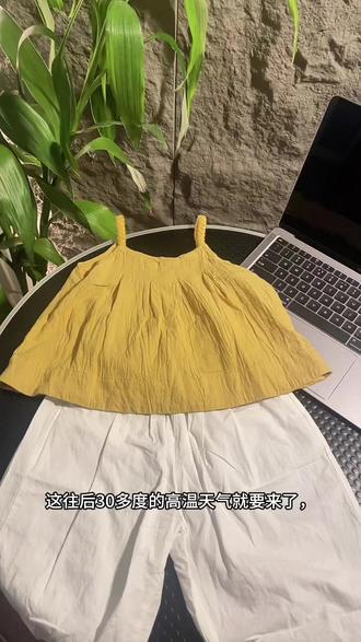 森系女童黄色吊带小套装 谁懂啊!生女儿就是用来打扮的!
这套鹅黄小吊带+奶白防蚊裤,真的是我的年度宝藏搭配✨
软乎乎的肌理棉,夏天穿巨透气,小吊带的打褶设计超藏肉,宝宝穿起来清爽又灵动,奶白裤子还防蚊、不闷汗。
生女儿的快乐,就是给她穿这种可可爱爱的衣服呀~
#女童穿搭 #夏季童装 #宝宝夏日穿搭 #女儿就是用来打扮的