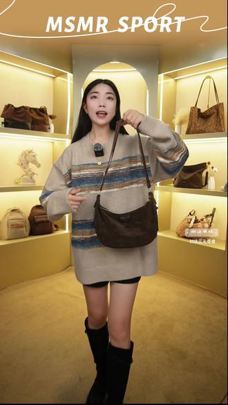 这个品牌的包包太好看了吧,软皮软面料经典饺子造型,能装三折伞550毫升水杯很实用#美包分享 #包包种草