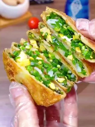 今天吃什么呢?不知道吃什么的,那就做个这个简单的韭菜馅饼吧!皮薄馅多的那种!#大人孩子都爱吃 #早餐吃什么 #美食 #韭菜鸡蛋馅饼 #在家做美食