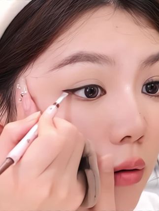 自带刀锋刷的眼线胶笔有多好用?手残党也能画出完美眼线的秘密就是它啦!!#眼线胶笔 #好物分享#防水防汗不晕染 #自用好物推荐 #平价好物