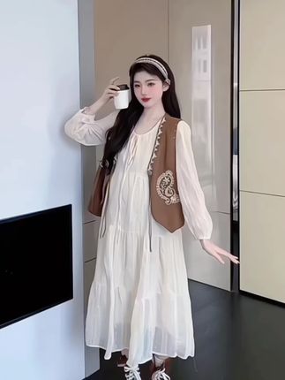 孕妇法式刺绣连衣裙套装~ #孕妇装 姐妹们~森系少女风穿搭来啦~蕾丝纹理的白色长裙搭配刺绣马甲,复古又甜美,再配上棕色靴子,秋日氛围感直接拉满~孕期穿搭#孕妇装新款 #孕妇装推荐 #连衣裙 #孕期穿搭