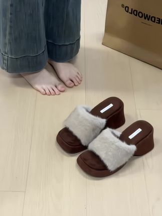 一眼心动的复古坡跟毛毛拖鞋~#毛毛鞋