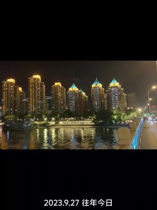 夜色漫过檐角时,风景浸在温柔里。月芽儿悬在枝头,清辉淌过黛瓦,给窗棂描上银边。巷弄里灯笼晃着暖光,影子在青石板上拉长又缩短。远处河面浮着星子的倒影,偶尔被晚风揉碎,又慢慢拼回原样。虫鸣在草丛里此起彼伏,像谁在低声哼着古老的调子,让人的心也跟着静了下来。