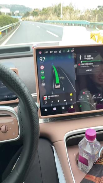 试过了零跑高速不能语音关大灯虽然便宜但是该有的还是有,来回2800公里高速智驾体验也还可以#零跑c11#高速关灯